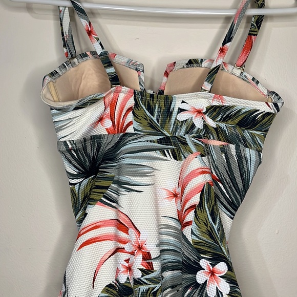 Floral one piece Medium - Picture 4 of 5